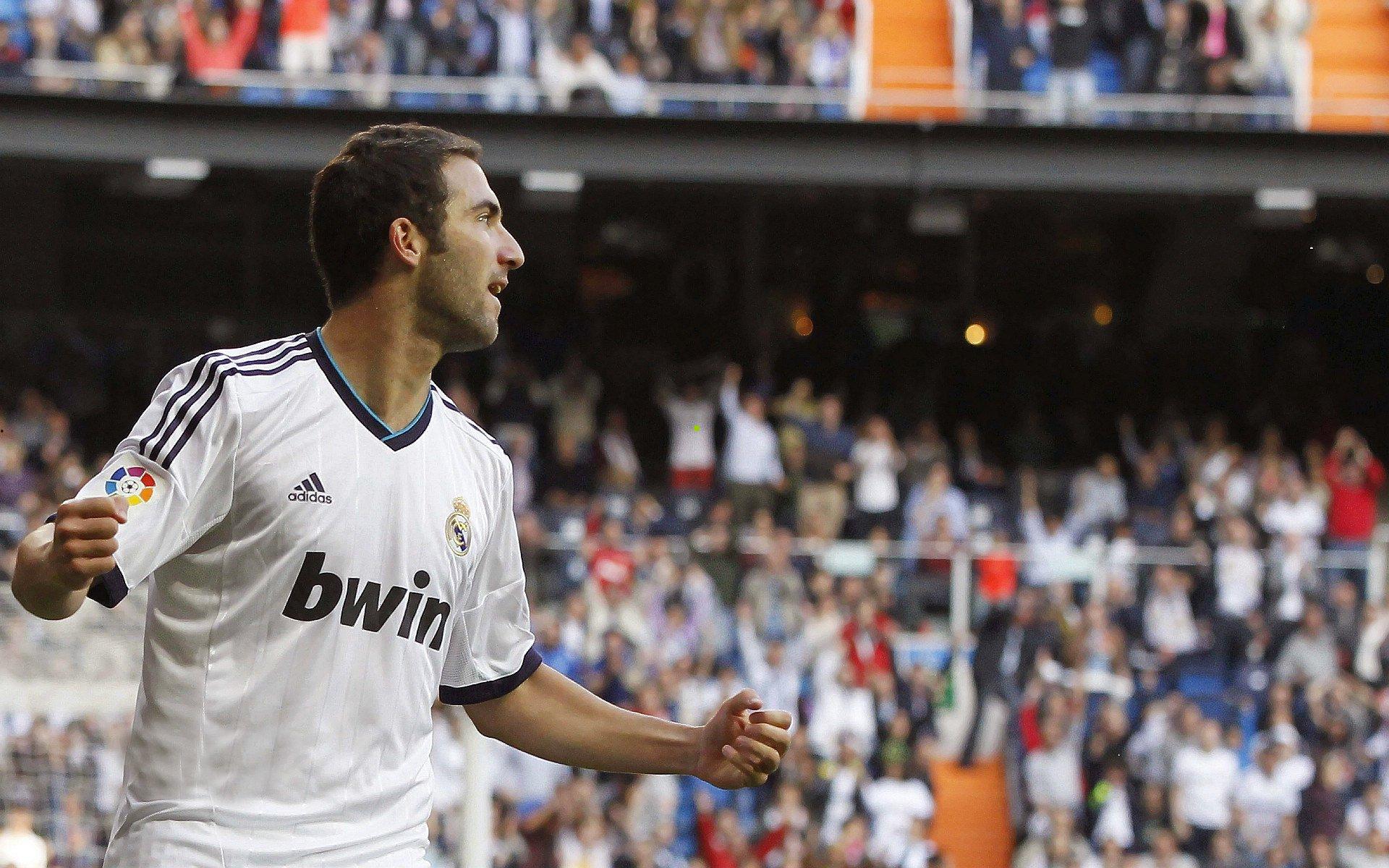 浦和红钻力克川崎前锋，捧起日本超级杯开启新赛季征程